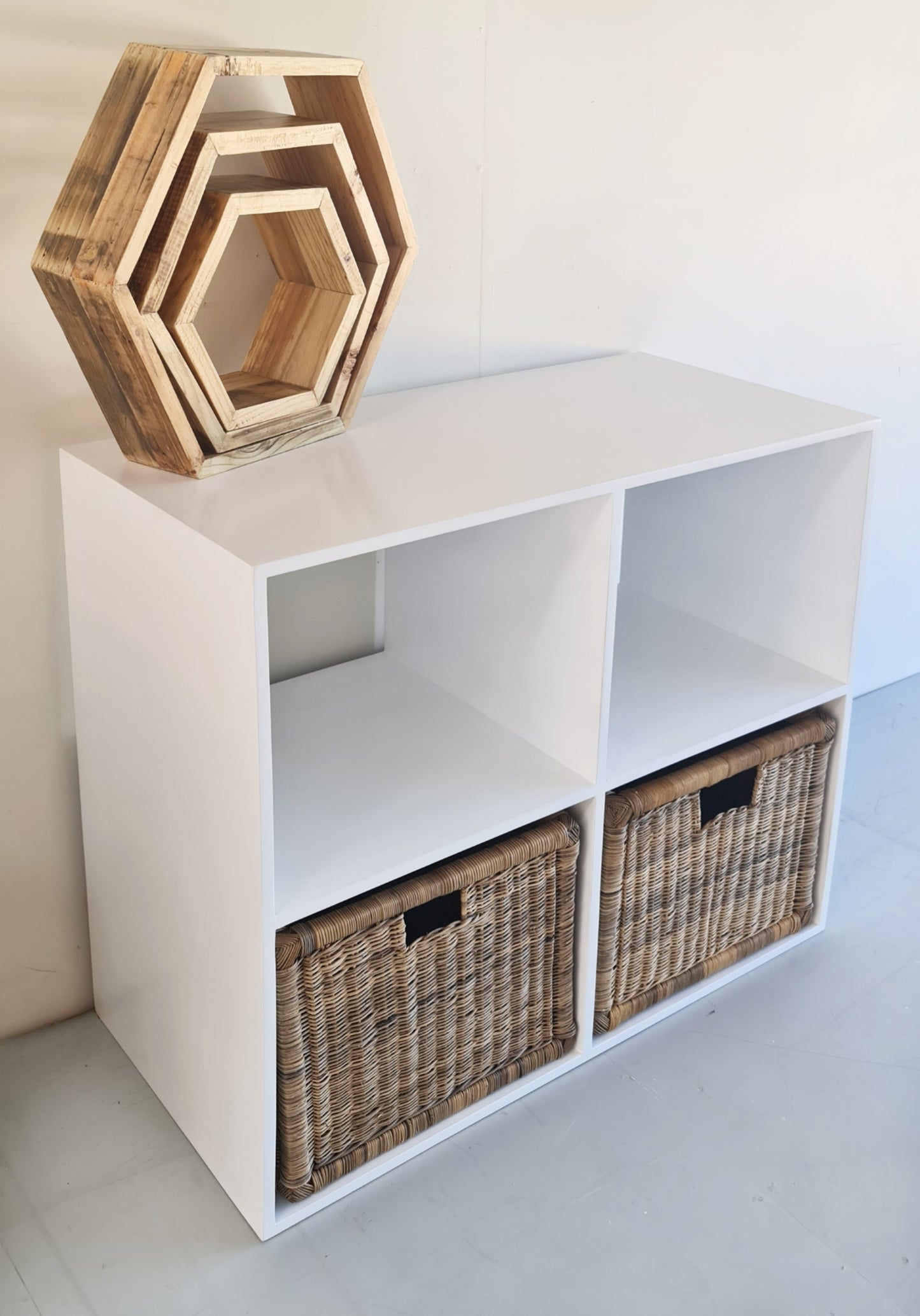 Pigeon Hole Shelf w/baskets