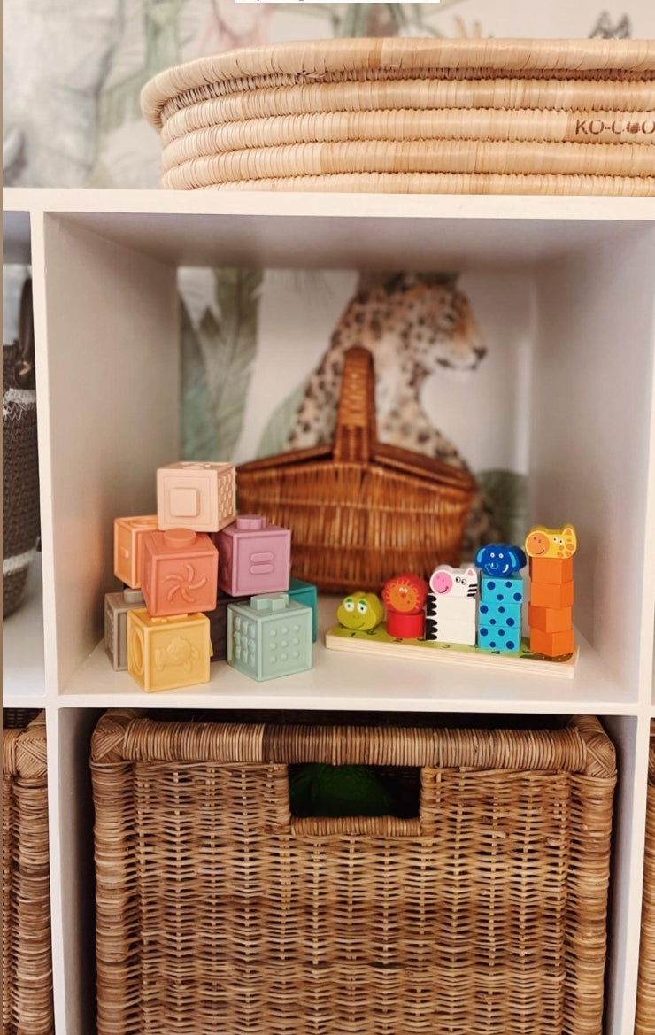 Pigeon Hole Shelf w/baskets