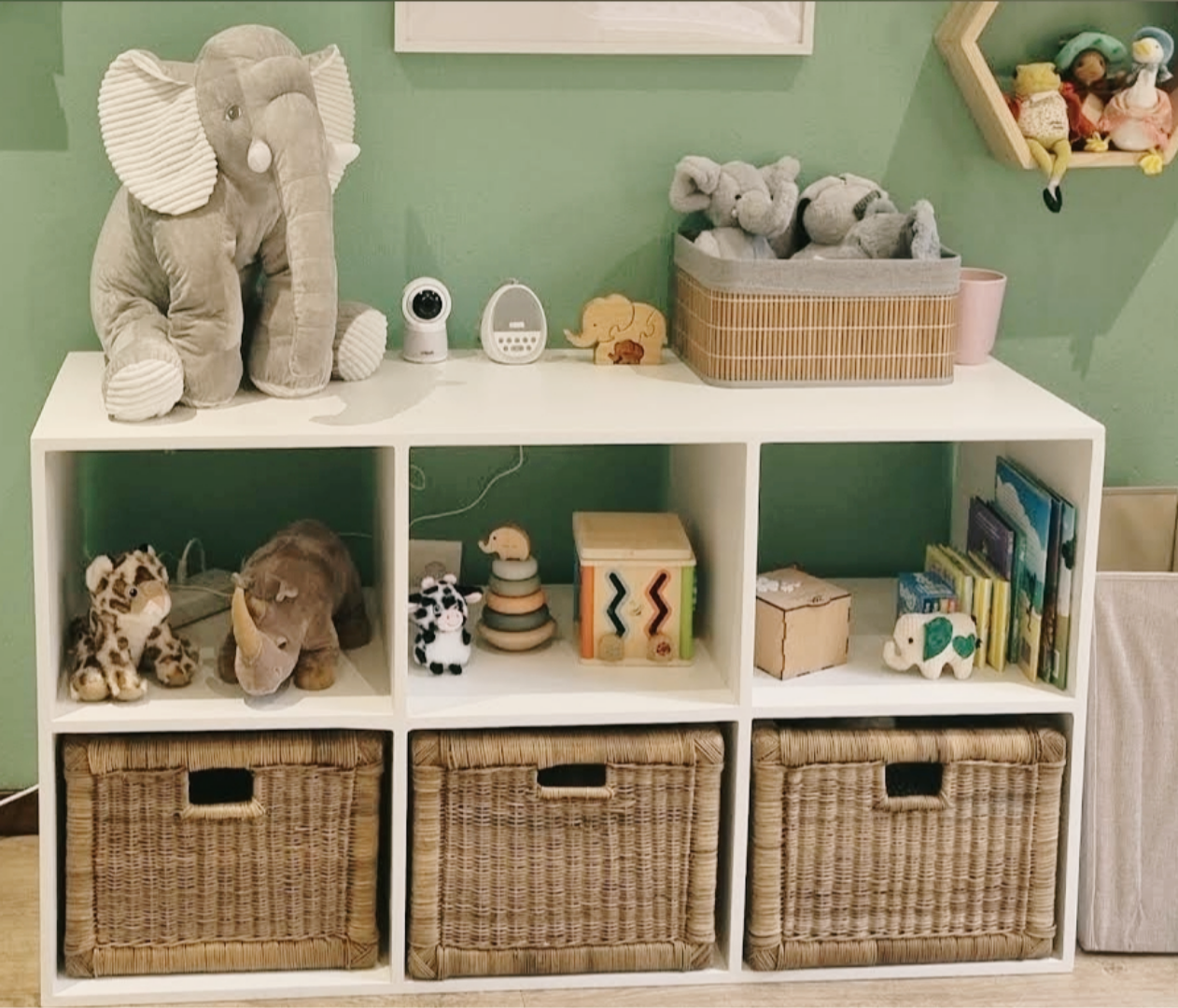 Pigeon Hole Shelf w/baskets